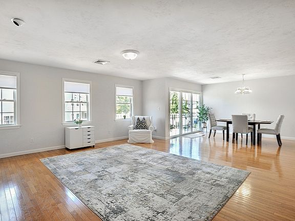 4th image of 309 Hampton Way #309