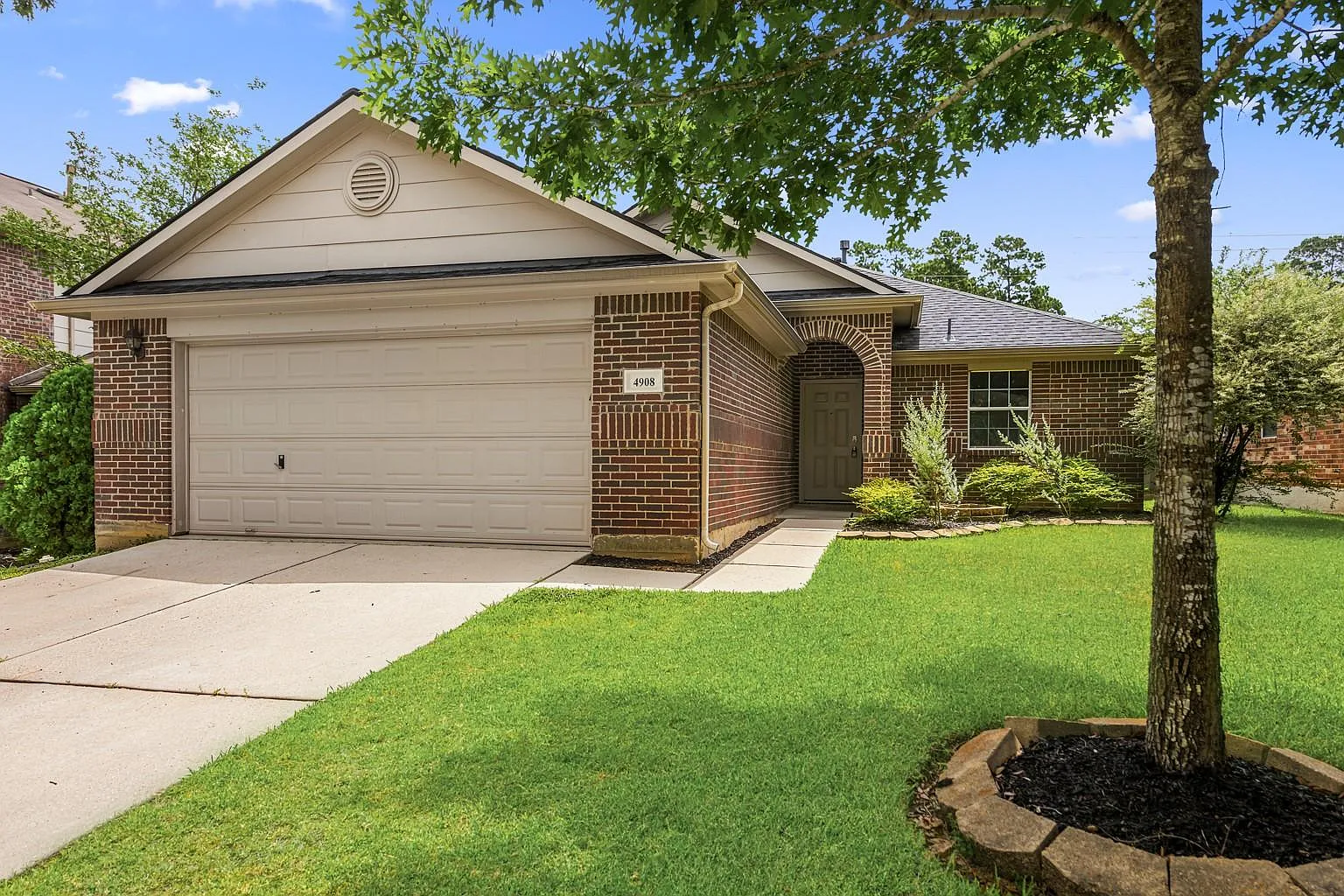 3 bed, 2.0 bath, 1609 sqft, $2,200 — Photo 4