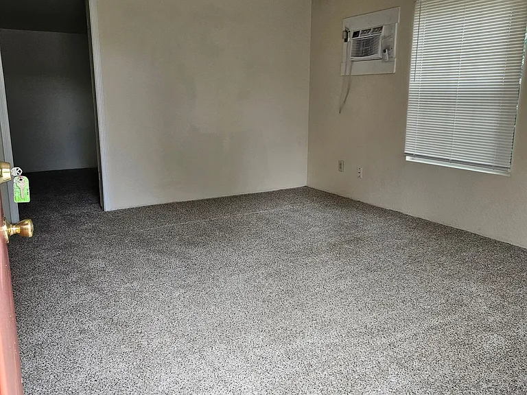 1406 SE Florence Ln — Photo 2