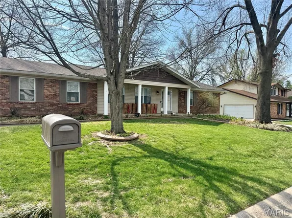24 Parkwood Dr, Saint Peters, MO 63376