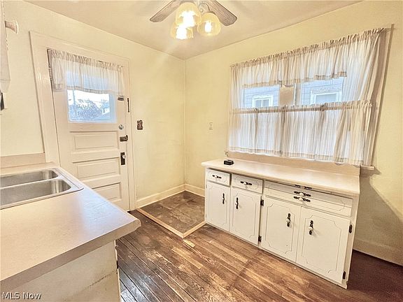 3rd image of 7817 Bancroft Ave