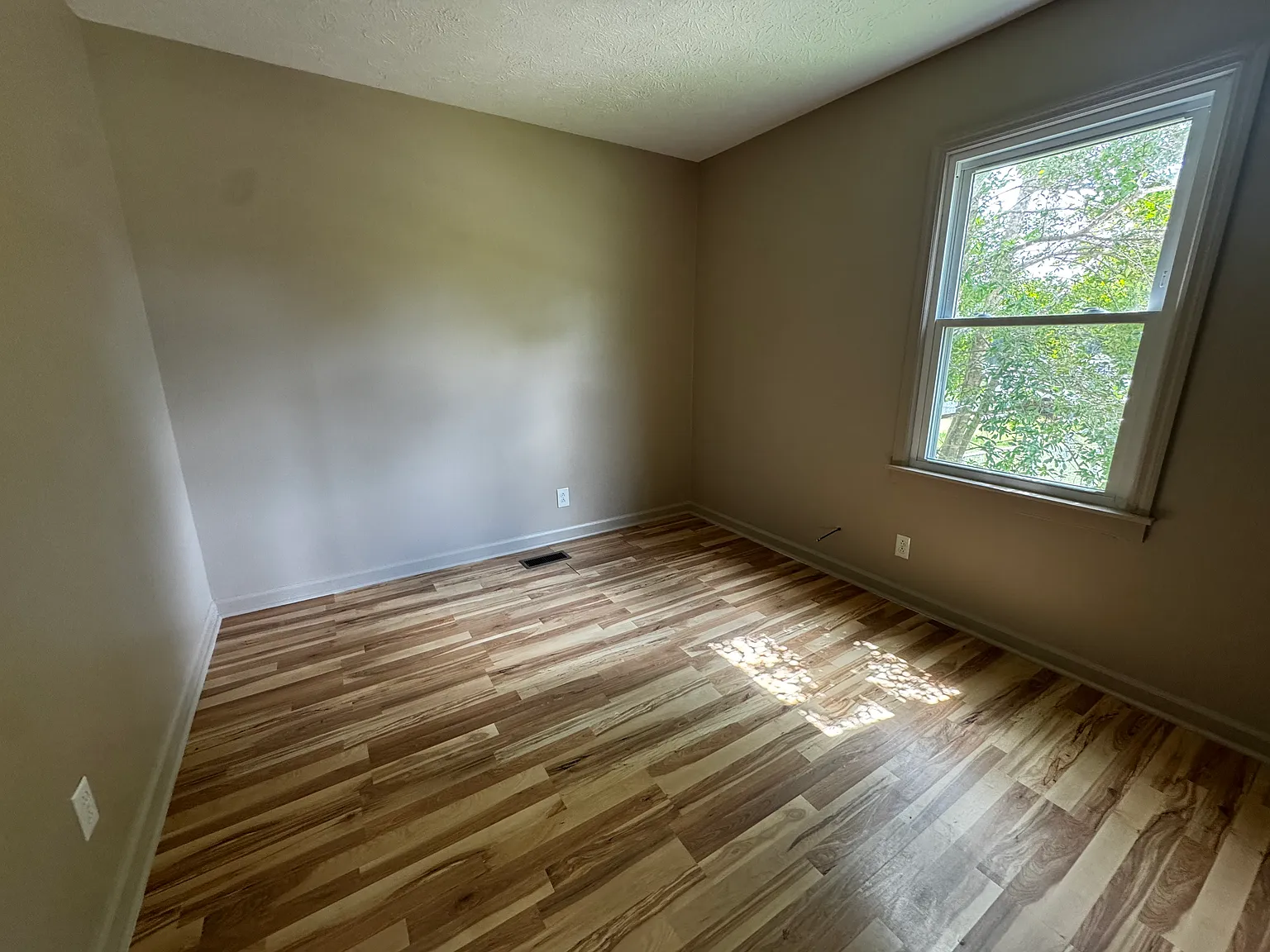3 bed, 1350 sqft, $1,900 — Photo 3