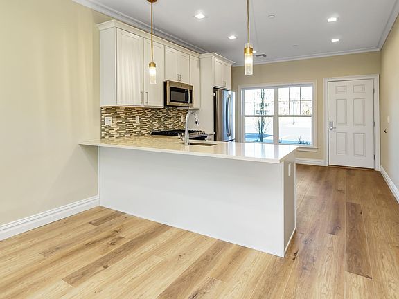 4th image of 2103 Fox Hill Dr