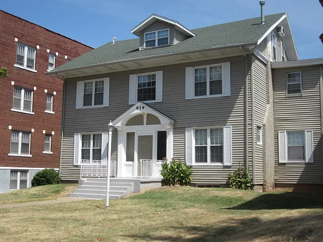 Hickman Plaza Apartments / 915 E. Elm Street — Photo 4