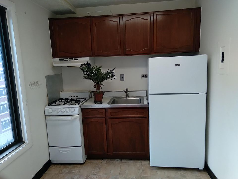 2nd image of 1440 N St NW