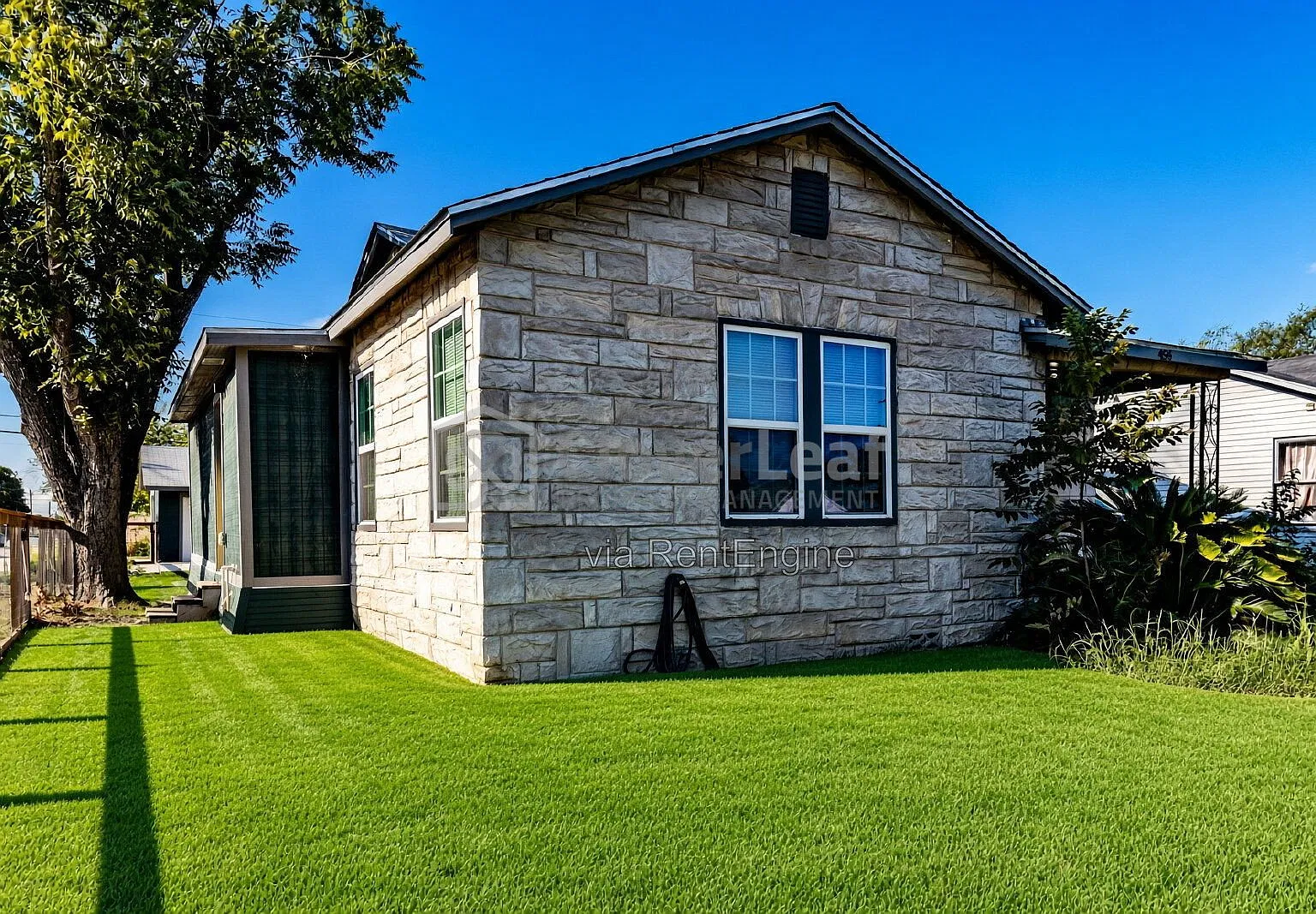 3 bed, 2.0 bath, 1203 sqft, $1,597 — Photo 4