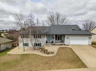 420 Fairway St, Mount Horeb, WI 53572