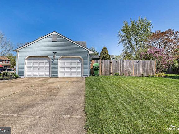 5th image of 100 Thornwood Dr