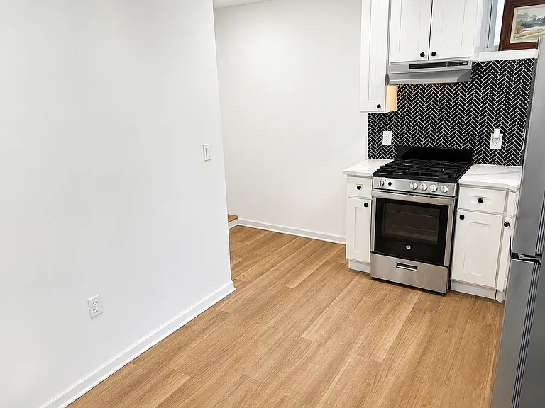 344 John St #B — Photo 3