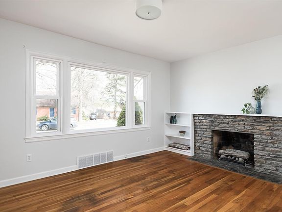 2nd image of 462 Stratford Dr