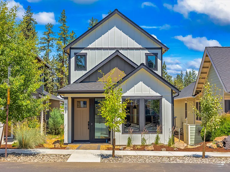 988 E Black Butte Ave — Photo 1