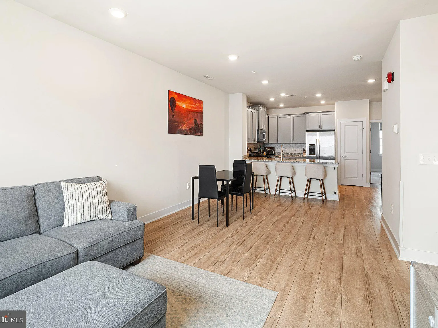 3 bed, 3.0 bath, 2153 sqft, $3,250 — Photo 4