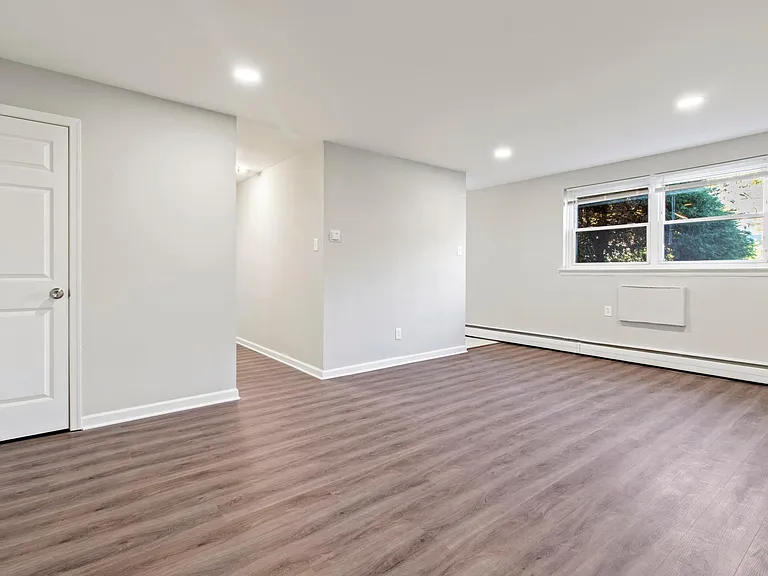 1240 E Washington Ln — Photo 28