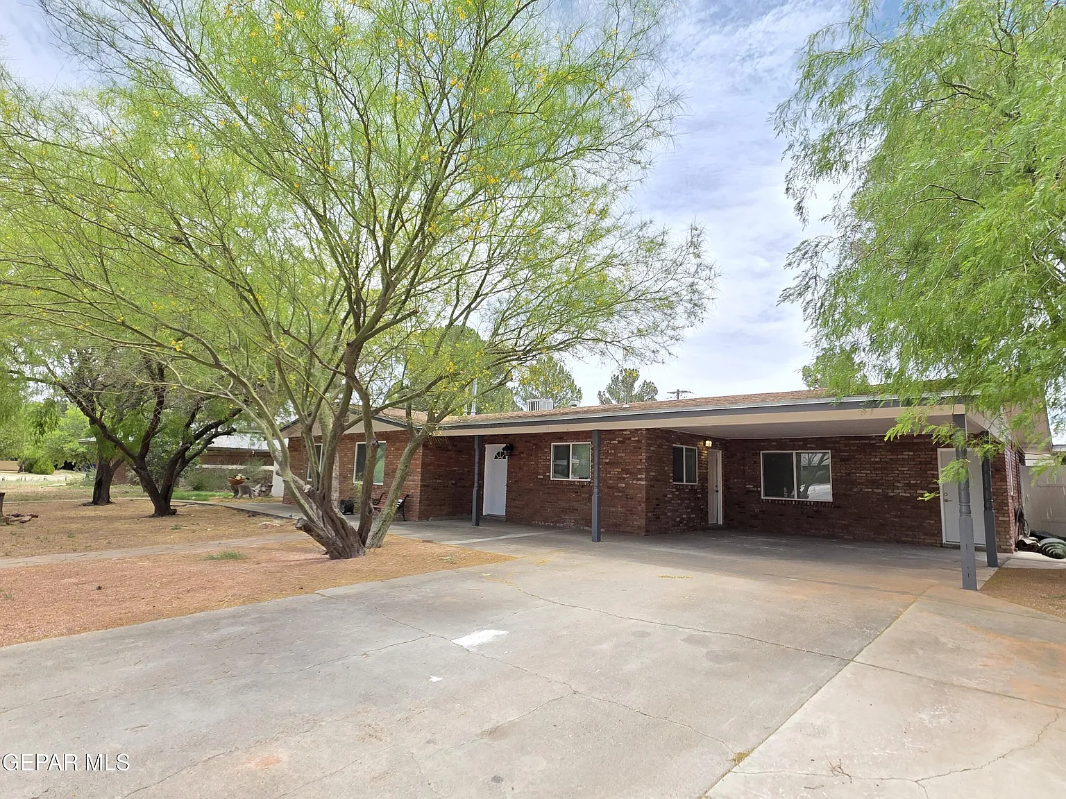 3 bed, 3.0 bath, 2260 sqft, $2,100 — Photo 2