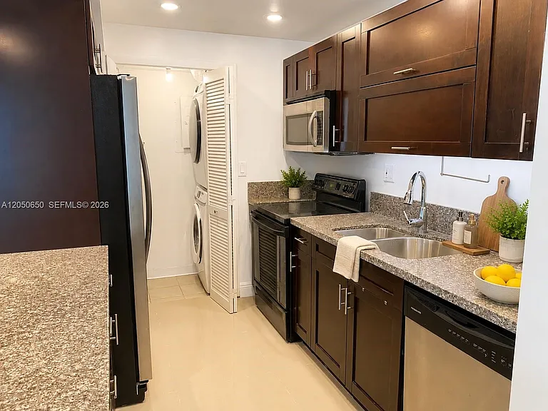 100 Lakeview Dr #316 — Photo 3