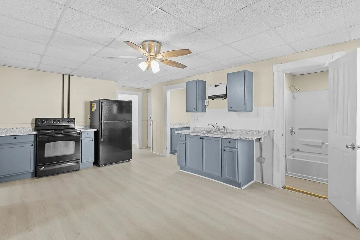 3 bed, 1.0 bath, 1200 sqft, $2,000 — Photo 2