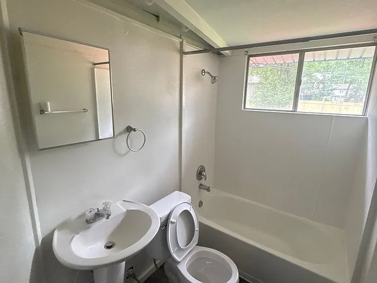 6904 NW 78th St — Photo 35