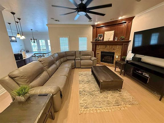 3rd image of 809 Candace Ln