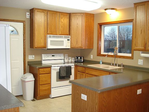 4th image of 525 1st Ave NE