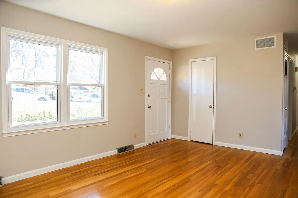 3 bed, 1.5 bath, 1329 sqft, $1,500 — Photo 2