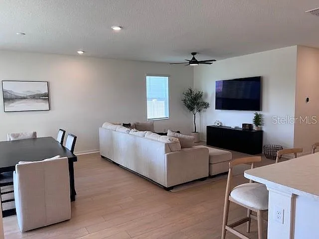 4 bed, 2.0 bath, 1983 sqft, $2,500 — Photo 3