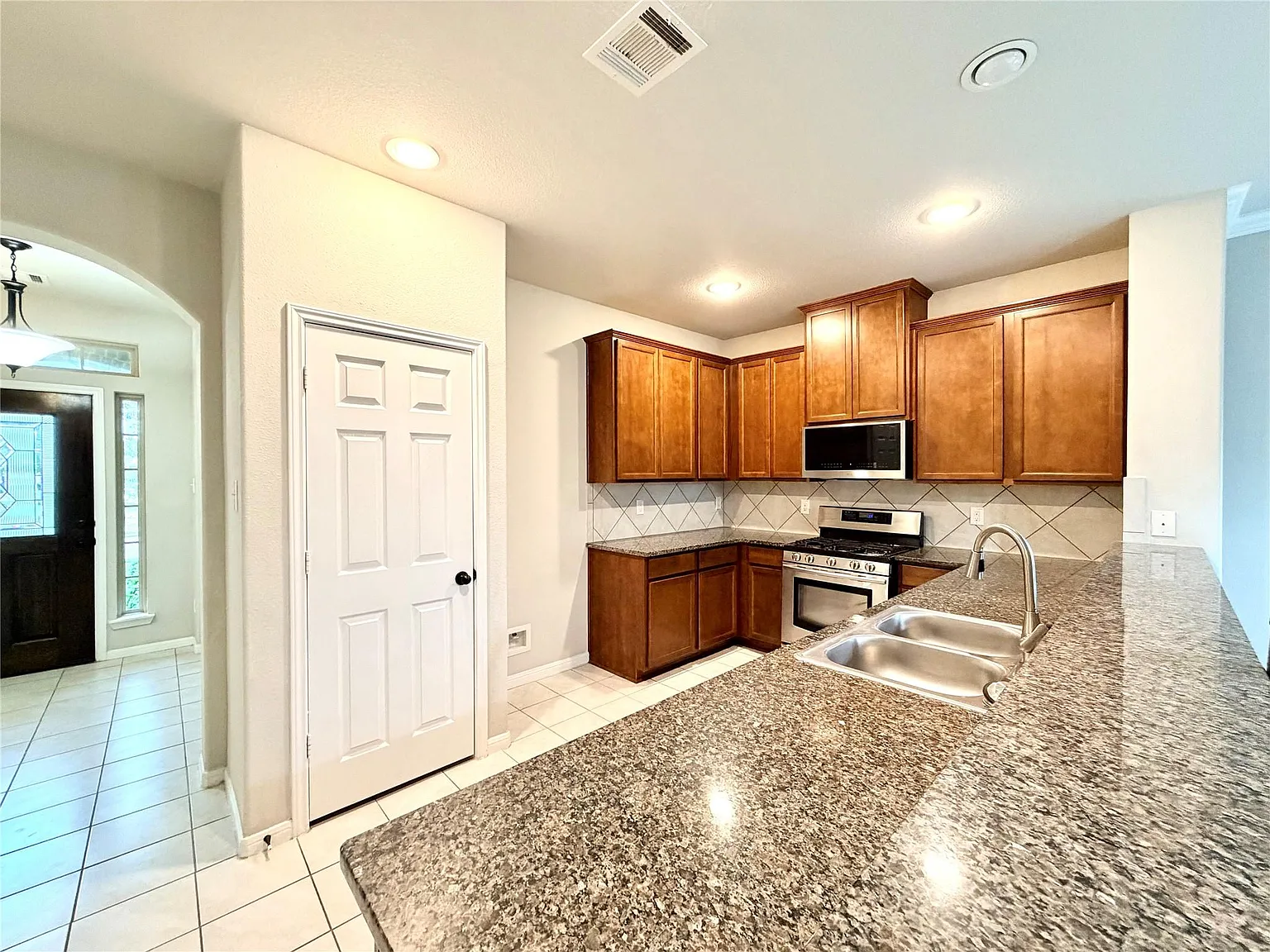3 bed, 2.0 bath, 1793 sqft, $2,150 — Photo 4
