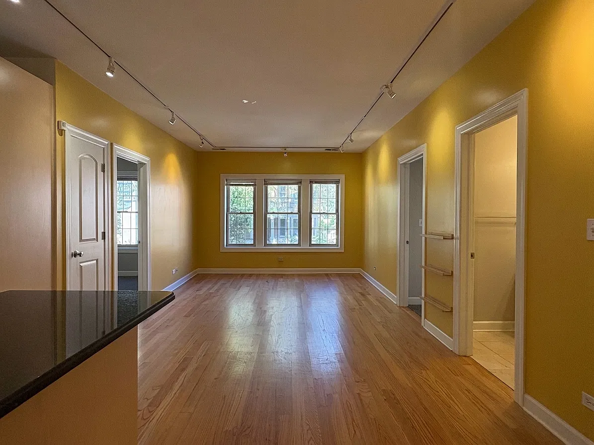 3 bed, 900 sqft, $2,300 — Photo 2