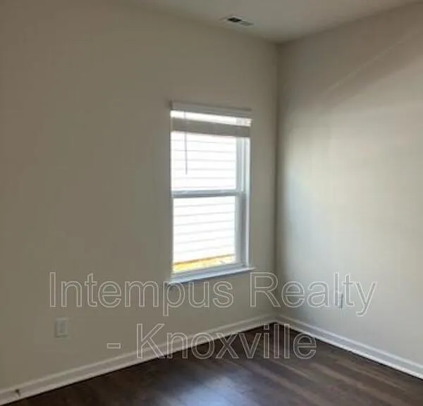 1311 Hampton Place Cir — Photo 12