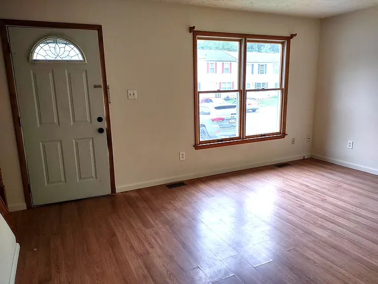 2208 Melrose Ln — Photo 3