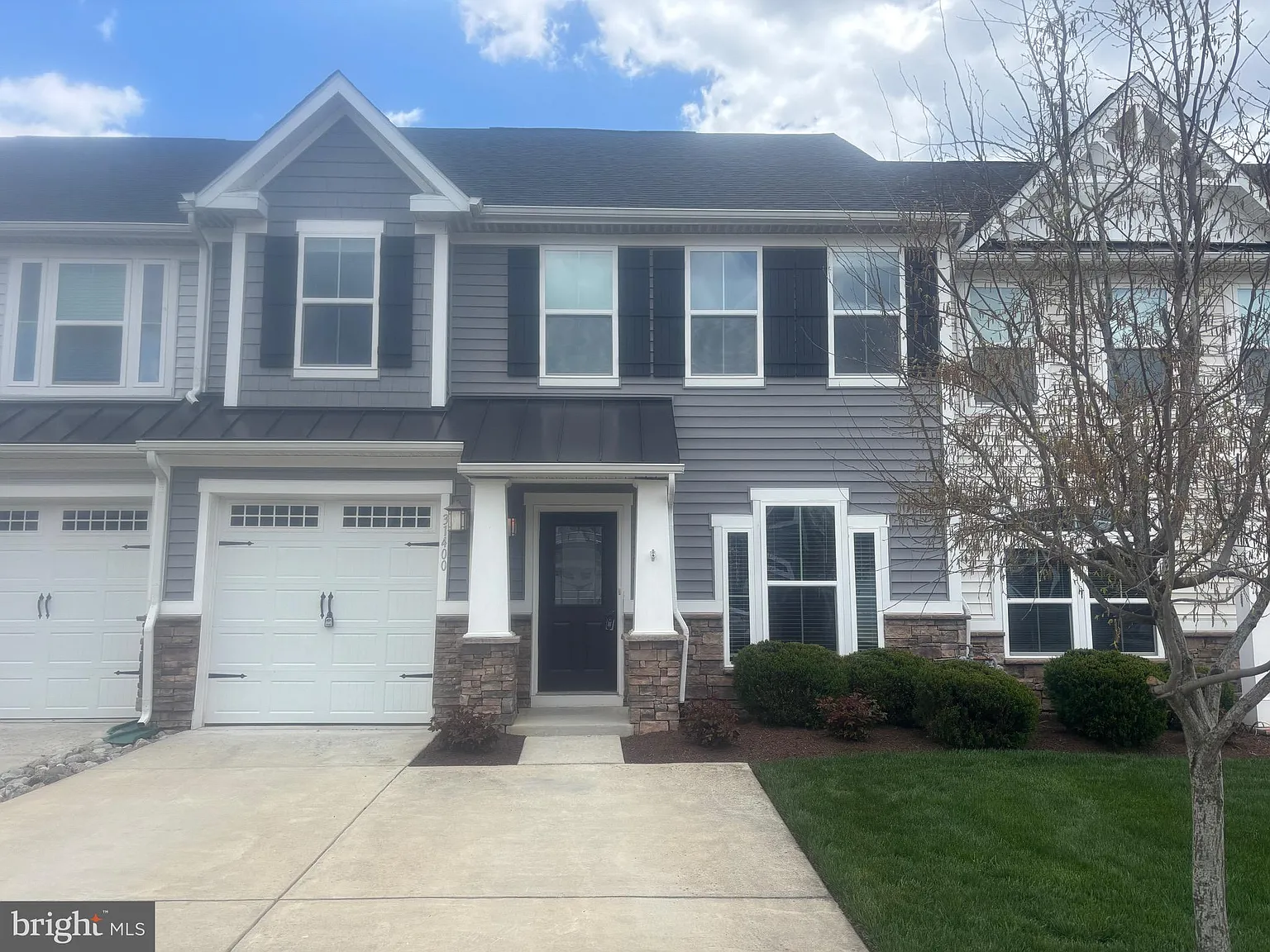 3 bed, 2.5 bath, 2100 sqft, $3,000 — Photo 1