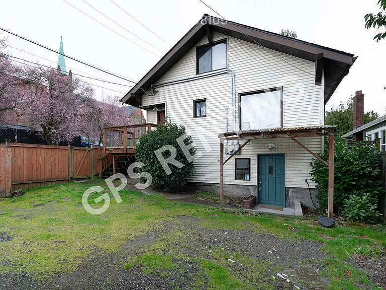5302 9th Ave NE #2 — Photo 2