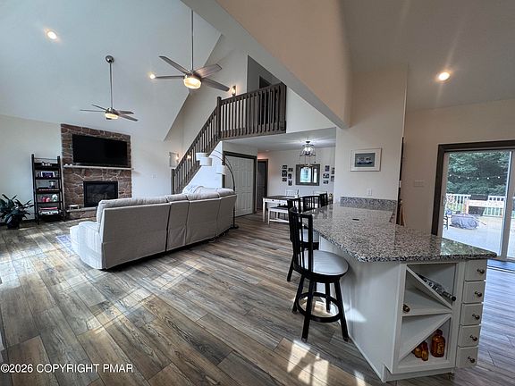 3rd image of 115 Hawthorn Rd