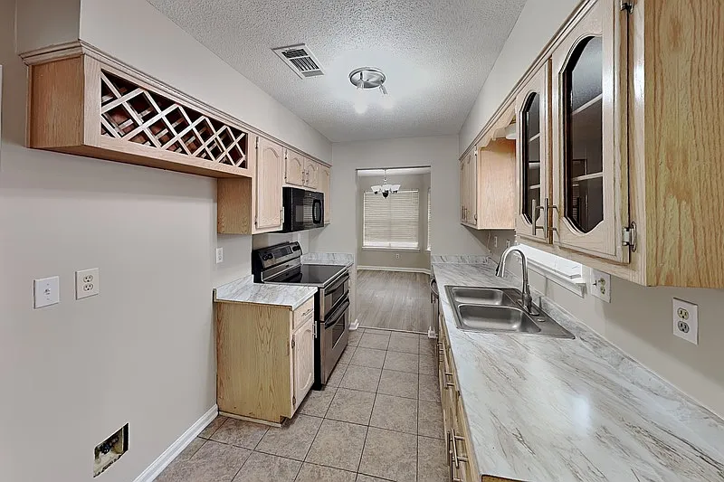 3 bed, 2.0 bath, 1334 sqft, $1,599 — Photo 4