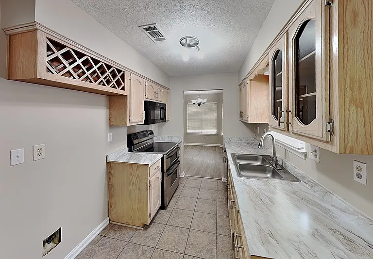 1633 Dexter Ln — Photo 3