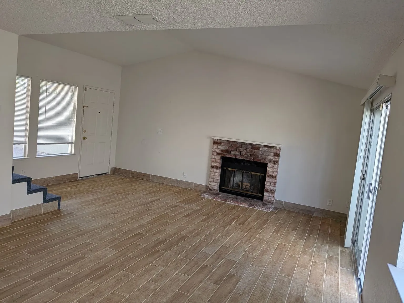 3 bed, 2.5 bath, 1372 sqft, $2,600 — Photo 3