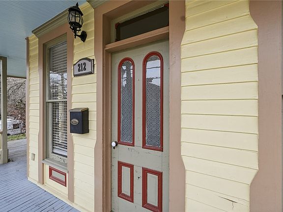 3rd image of 212 Spring St