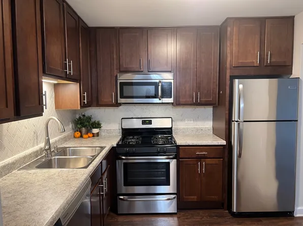 3615 Central Rd #2, Glenview, IL 60025