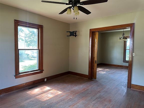 5th image of 109 N Pine St