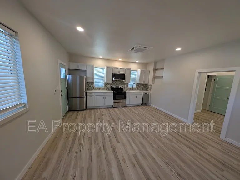 816 1/2 13th St NW — Photo 1