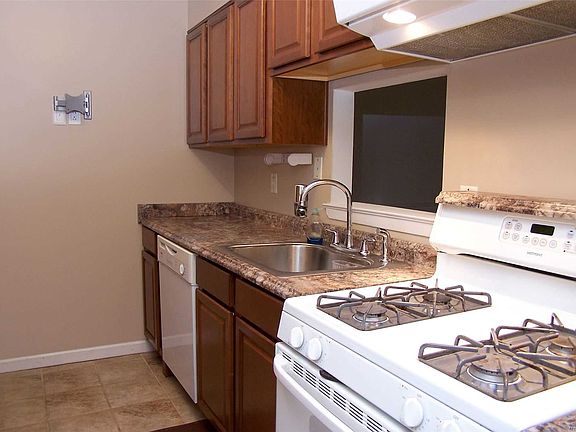 4th image of 281 Lake Pointe Dr