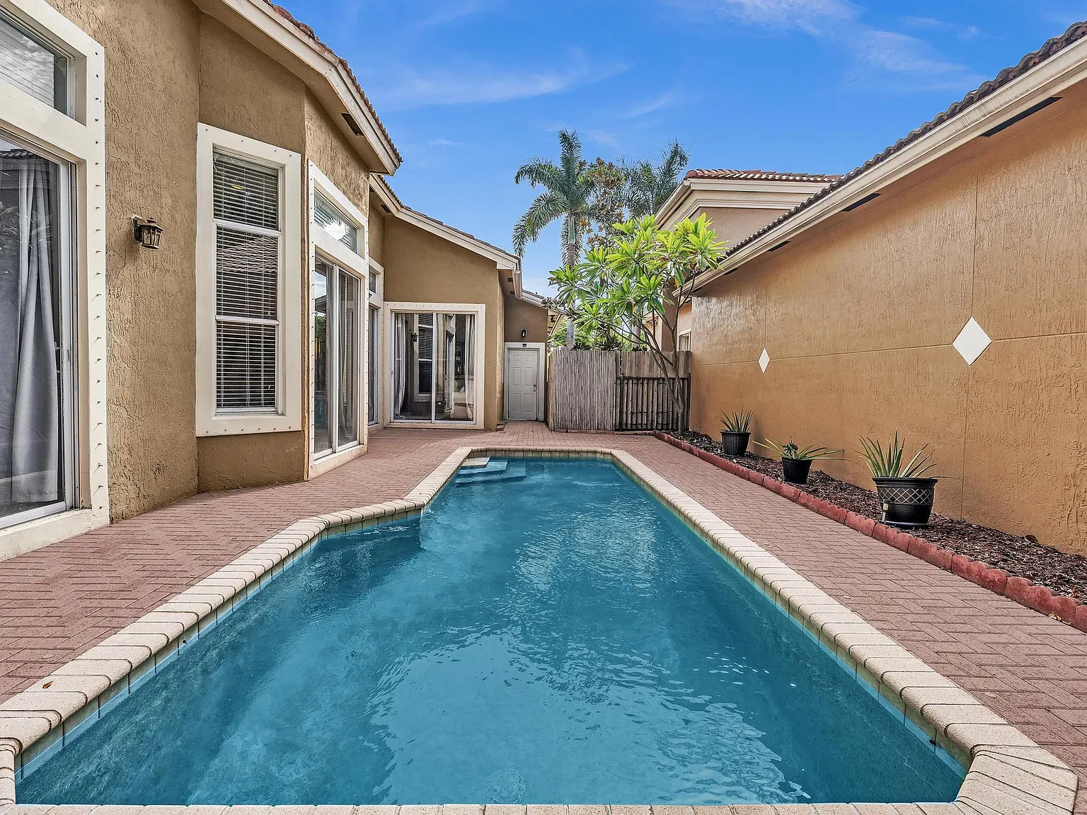 3 bed, 2.0 bath, 1818 sqft, $5,000 — Photo 3