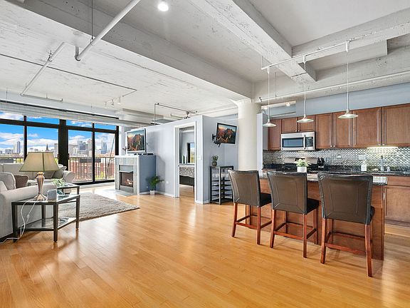 2nd image of 1525 S Sangamon St #402
