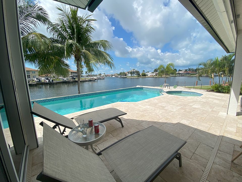 Relax on the large sun loungers!