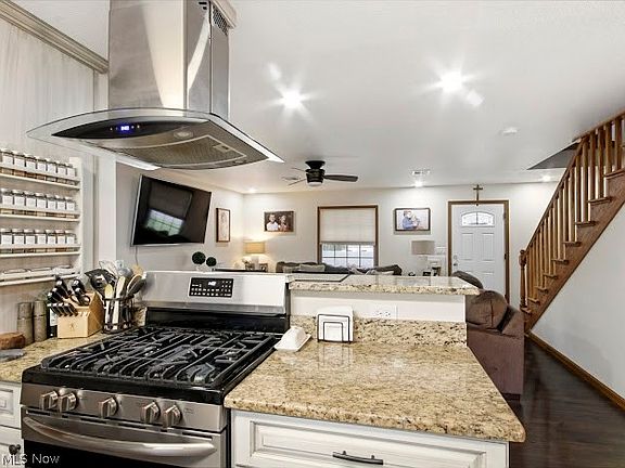 3rd image of 631 Maplewood Ave