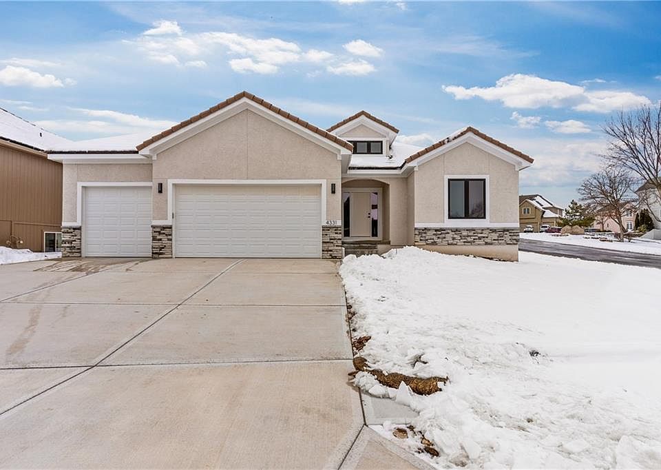 1st image of 4331 NE Park Trails Ct