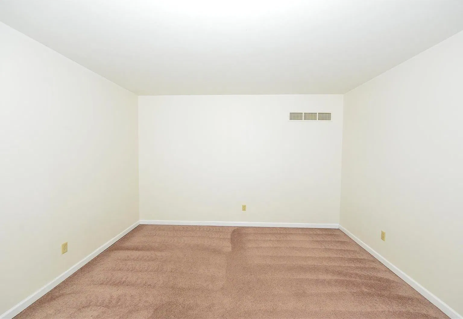 4 bed, 2.5 bath, 1827 sqft, $2,350 — Photo 3