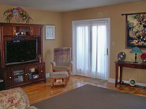 living rm w/hardwood fls.