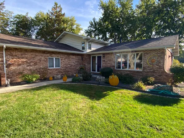 2056 Hidden Valley Dr, Crown Point, IN 46307