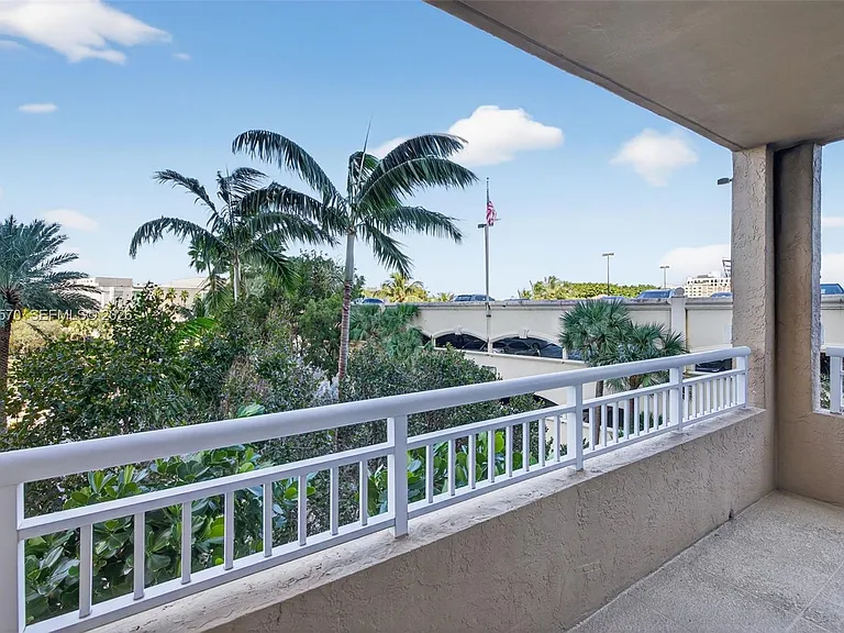 19501 W Country Club Dr #313 — Photo 30