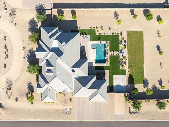 3rd image of 20213 W AMELIA Avenue
